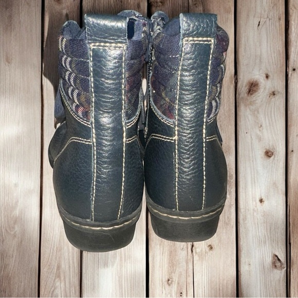 Women’s Clark’s collection whistle bea booties - size 7 - Picture 6 of 6